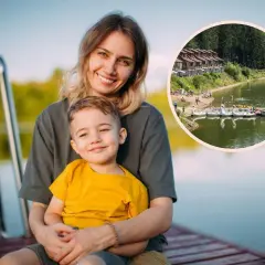 Uśmiechnięta mama z synkiem na pomoście. W tle jezioro z łódkami i domkami, idealne na wakacje z bonem turystycznym 2026.