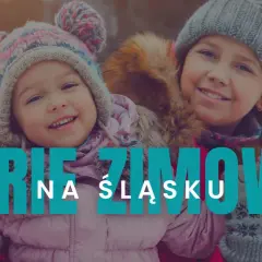 Uśmiechnięte dzieci w zimowych czapkach i kurtkach. Napis: Ferie zimowe 2026 na Śląsku.