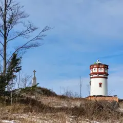 Widok na wieżę widokową i krzyż na szczycie. Trasa na Biskupią Kopę zimą.