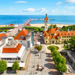 Sopot, jedno z urokliwych miast nad morzem, z widokiem na molo, plażę i zabytkową architekturę.