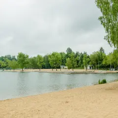 Piękna plaża i spokojne jezioro w Jaworznie zapraszają do wypoczynku.