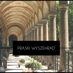Kamienne rzeźby i kolumnada na cmentarzu Wyszehrad na Węgrzech.