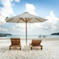 Idealne miejsce, gdzie w czerwcu na wakacje: pusta plaża, leżaki pod parasolem i spokojne morze.