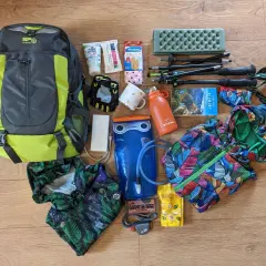 Plecak, kijki trekkingowe, bidon, apteczka, powerbank, mapa – to wszystko, co zabrać w góry, by podróż była bezpieczna i komfortowa.