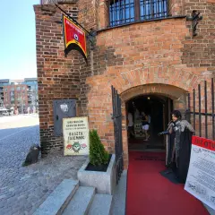 Wejdź do Baszty Tajemnic, gdzie czekają woskowe figury, piraci i mroczne historie. Muzeum zaprasza!