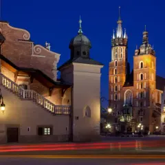 Wieczorny Rynek Główny w Krakowie, idealne miejsce, by zacząć planować, co robić w Krakowie w weekend.