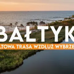 Zachód słońca nad Bałtykiem. Widok na morze, plażę, wydmy i zarośla. Napis "BAŁTYK KULTOWA TRASA WZDŁUŻ WYBRZEŻA".