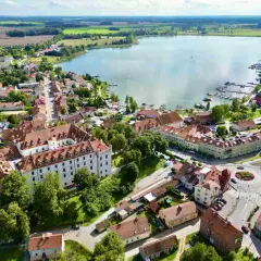 Malownicze Mazury: zamek, jezioro i urokliwe miasteczko. Odkryj te atrakcje i poczuj klimat Krainy Wielkich Jezior.
