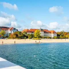Piękna plaża i hotele w Sopocie, idealne na tani wypad na weekend w Polsce. Jesienne liście dodają uroku.