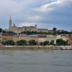 Widok na wzgórze zamkowe w Budapeszcie z Dunaju, z widocznymi kościołem Macieja i budynkami kompleksu zamkowego.