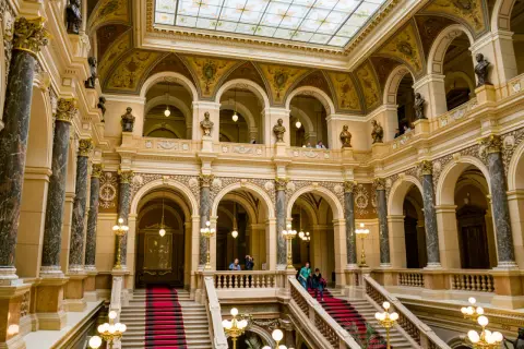 Wnętrze muzeum w Pradze, Czechy. Marmurowe kolumny, złote zdobienia i czerwone dywany na schodach tworzą majestatyczny widok.