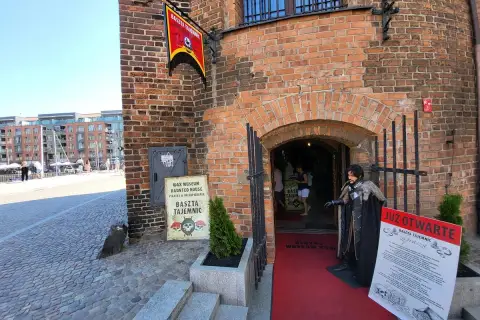 Wejdź do Baszty Tajemnic, gdzie czekają woskowe figury, piraci i mroczne historie. Muzeum zaprasza!