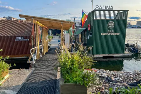 Idealne miejsce na oslo na weekend: pływające sauny i kąpieliska nad wodą.