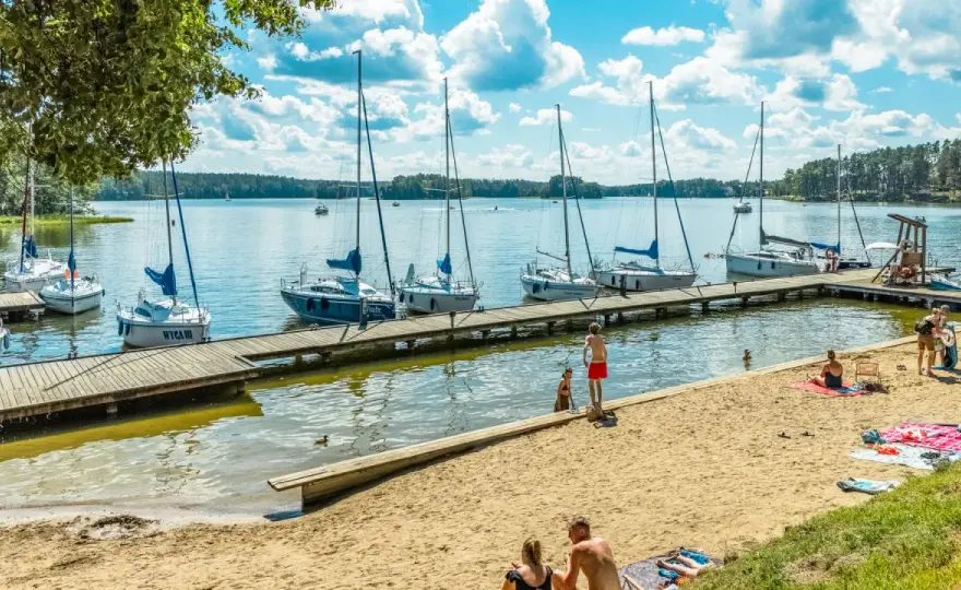 Jezioro z plażą - Jak wybrać idealne miejsce i naprawdę odpocząć?