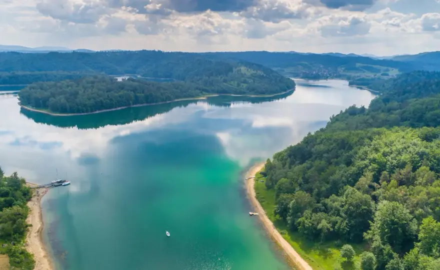 Gdzie pojechać nad jezioro w Polsce? Wybierz idealne miejsce!