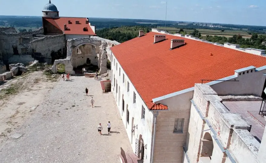 Zamek w Janowcu - ruina, która opowiada historię. Jak zwiedzać?