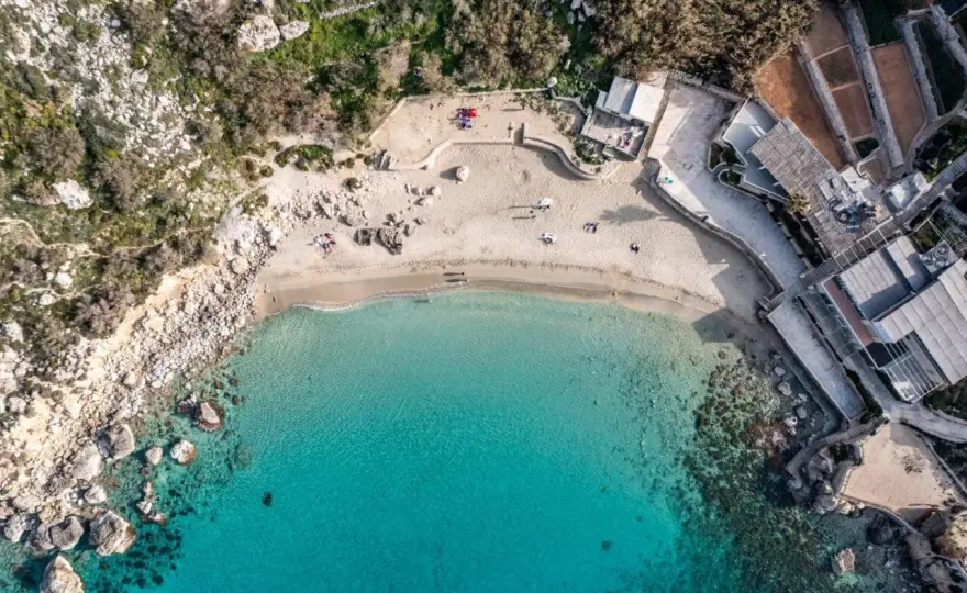 Piaszczyste plaże na Malcie - Gdzie ich szukać i którą wybrać?