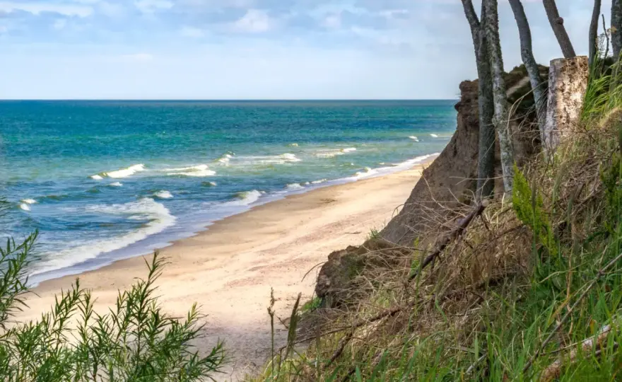 Najlepsze plaże nad Bałtykiem - Gdzie odpoczniesz bez tłumów?