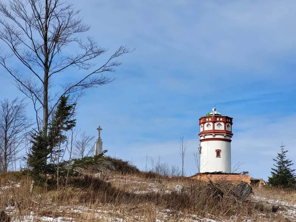 Widok na wieżę widokową i krzyż na szczycie. Trasa na Biskupią Kopę zimą.