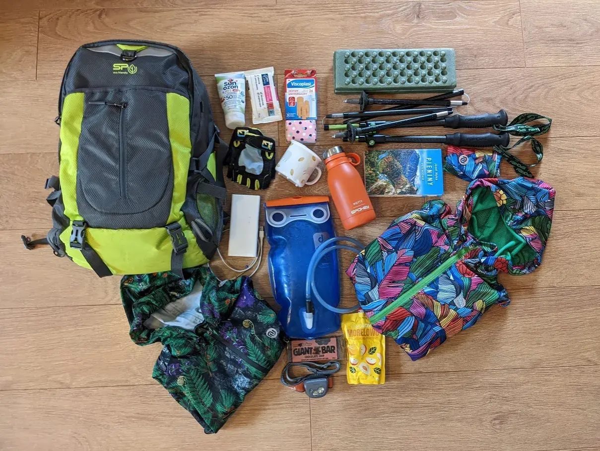 Plecak, kijki trekkingowe, bidon, apteczka, powerbank, mapa – to wszystko, co zabrać w góry, by podróż była bezpieczna i komfortowa.