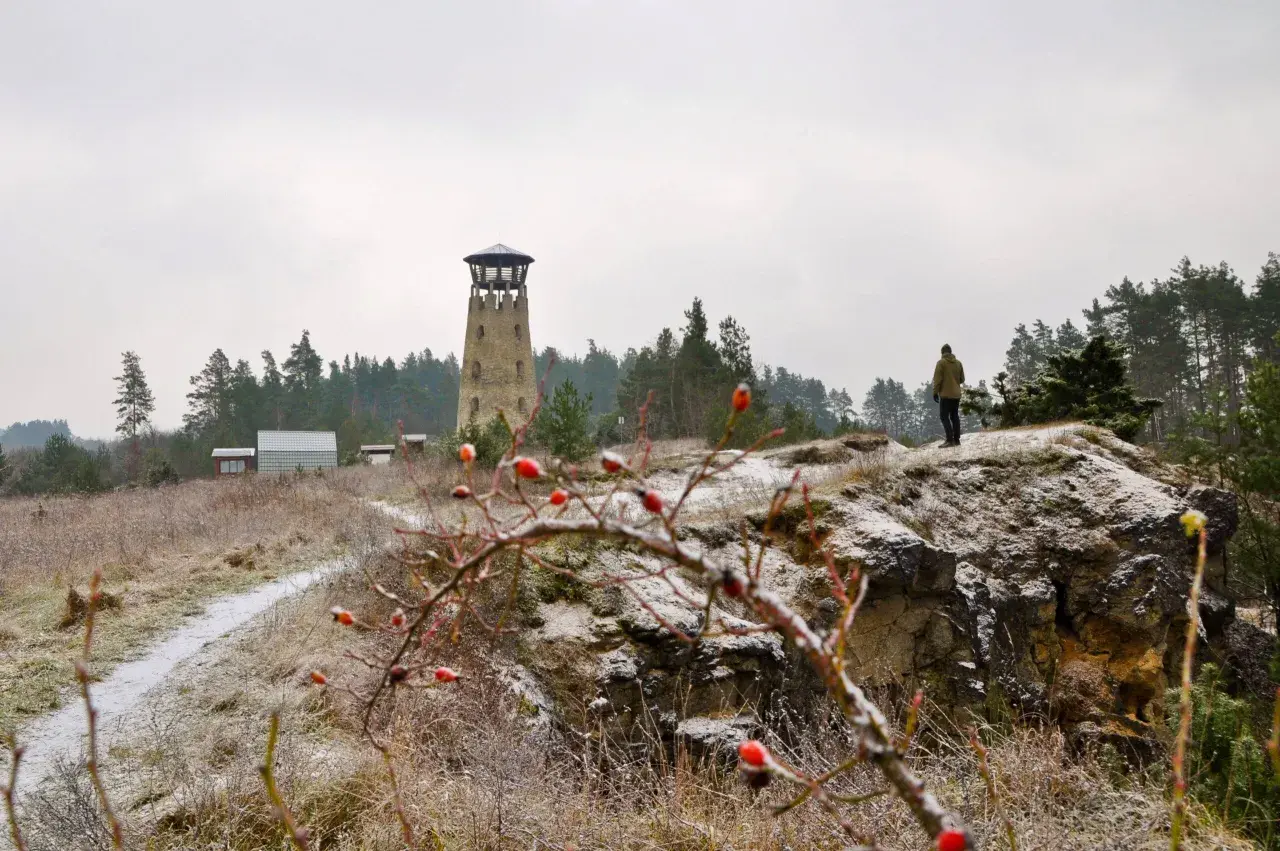 Kamieniołom Babia Dolina z wieżą widokową i człowiekiem na tle lasu.