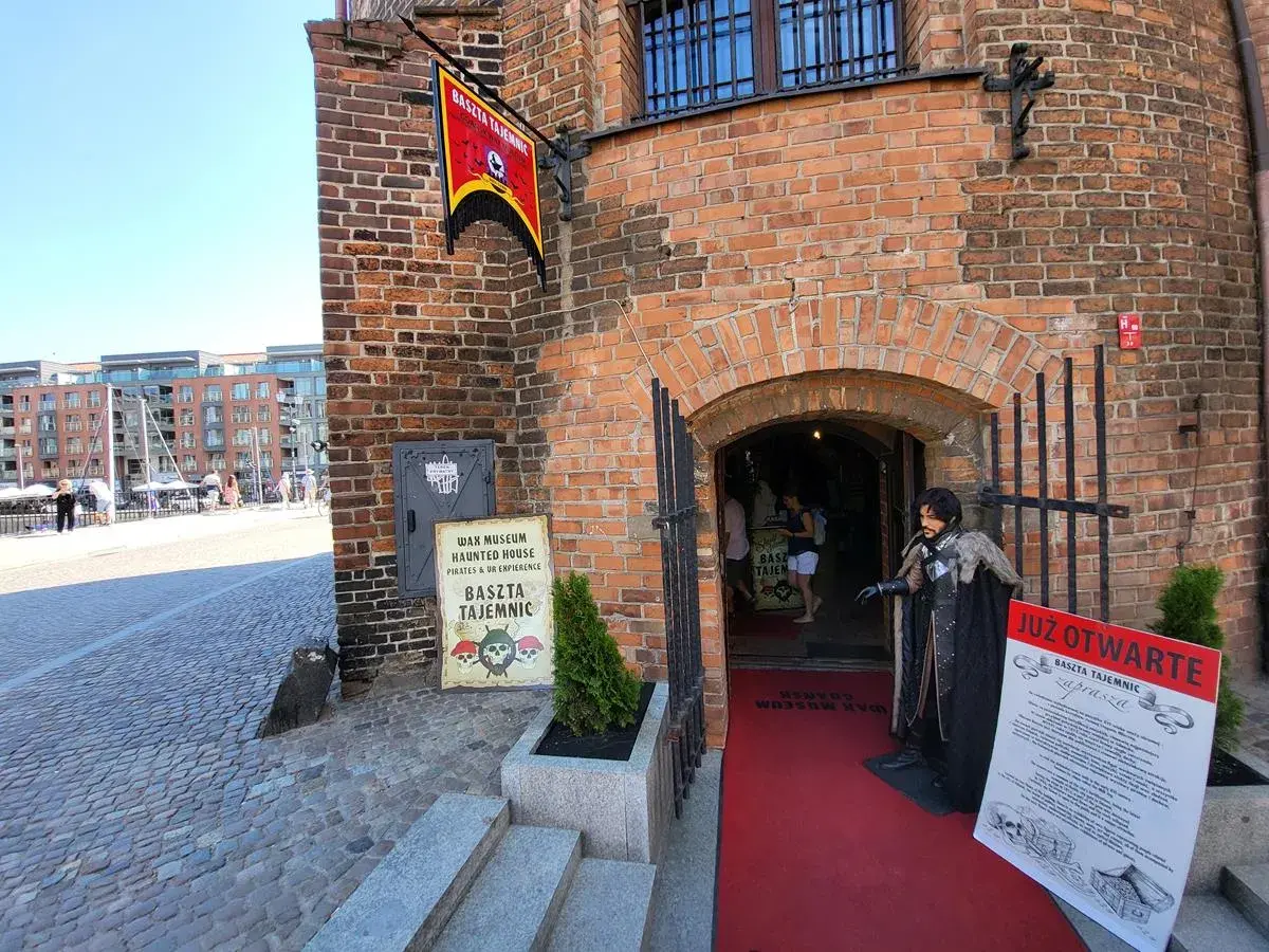 Wejdź do Baszty Tajemnic, gdzie czekają woskowe figury, piraci i mroczne historie. Muzeum zaprasza!