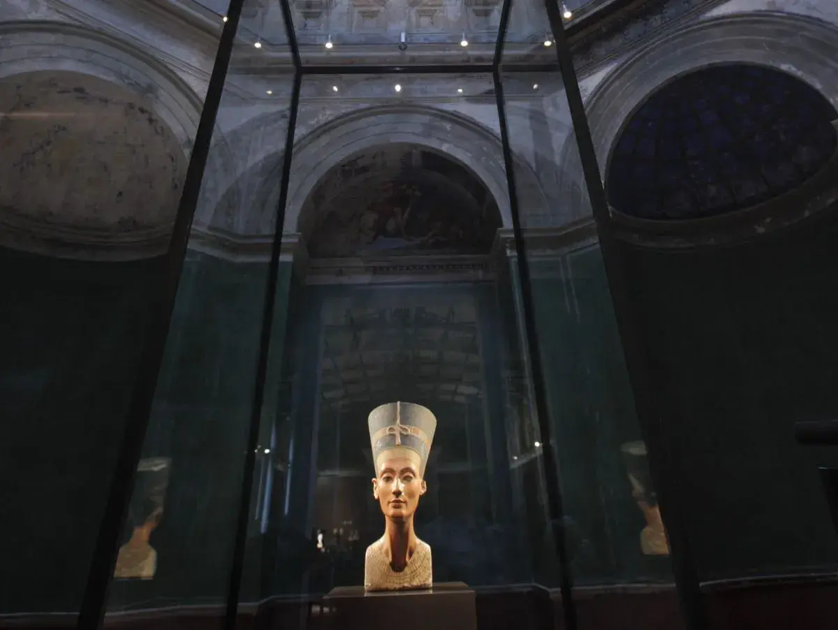 Brama do historii w Neues Museum: słynne popiersie Nefretete w szklanej gablocie, odbijające się w ścianach.