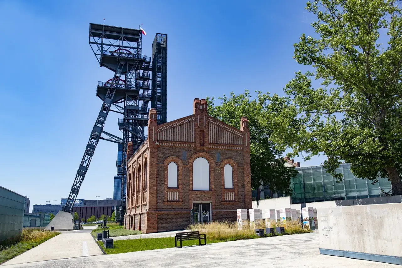 Muzeum Śląskie: wieża wyciągowa i ceglany budynek to główne atrakcje. Warto zobaczyć to miejsce!