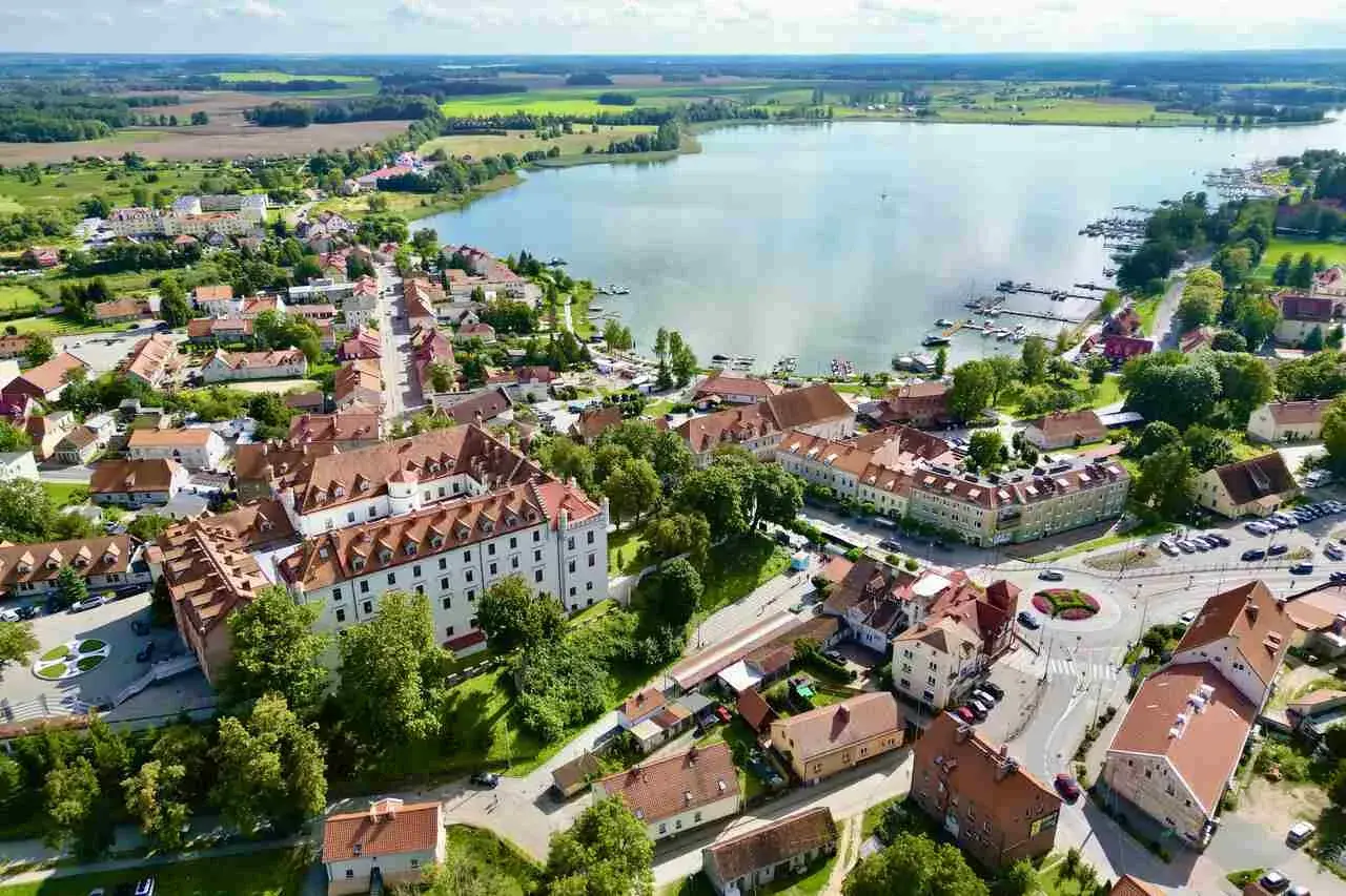 Malownicze Mazury: zamek, jezioro i urokliwe miasteczko. Odkryj te atrakcje i poczuj klimat Krainy Wielkich Jezior.