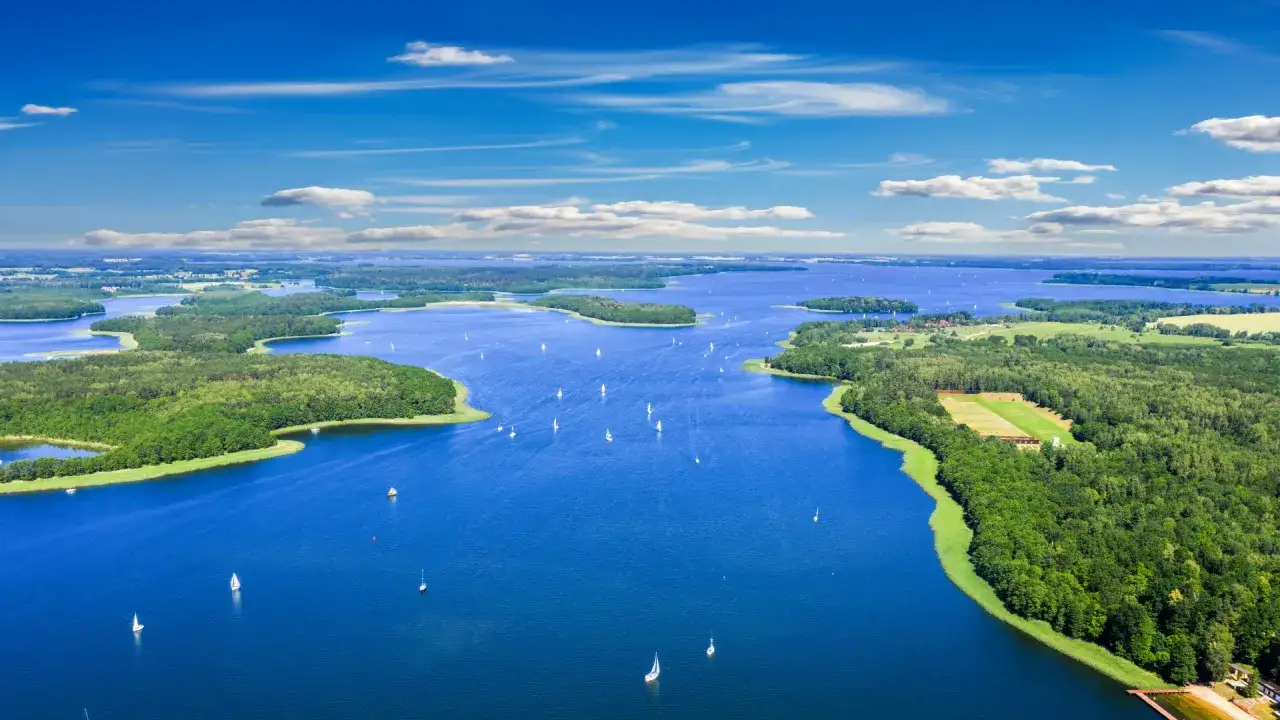 Malownicze Mazury: jeziora, lasy i żaglówki. Idealne mazury atrakcje dla miłośników natury i aktywnego wypoczynku.