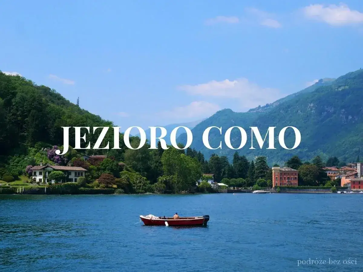 Spokojne jezioro Como, z górami w tle i łódką na wodzie. Idealne miejsce na podróże bez ości.