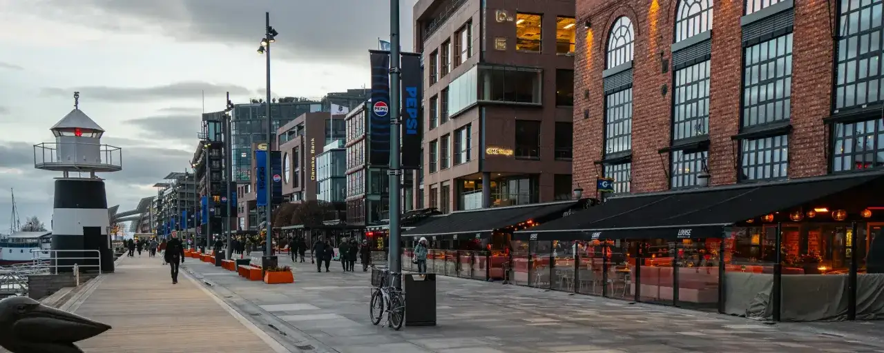 Spacerem po nabrzeżu w Oslo, idealne na weekendowy wypad. Latarnia morska, kawiarnie i nowoczesna architektura tworzą niepowtarzalny klimat.